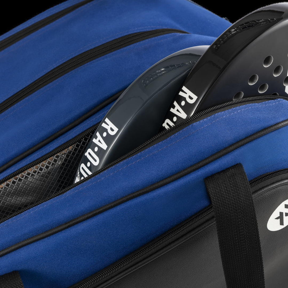 Detail of the internal mesh pocket and padel racquet inside the blue Raquex Execute Tour bag